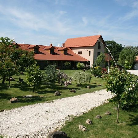 Malomdulo Farmhaz Guest House Pilisborosjenő Екстериор снимка